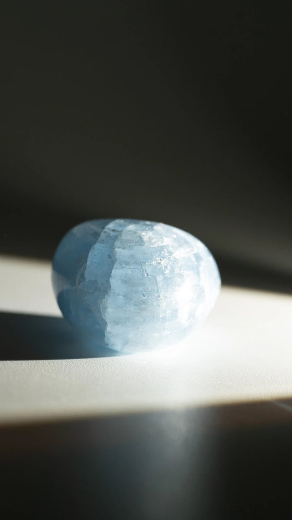 Blauer Baryt Trommelstein