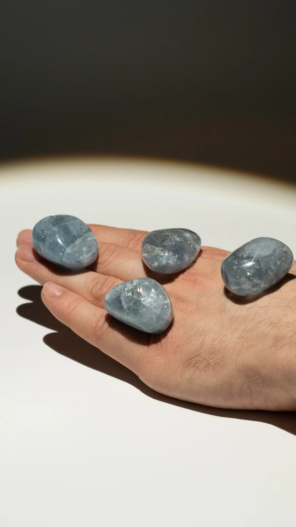 Blauer Baryt Trommelstein