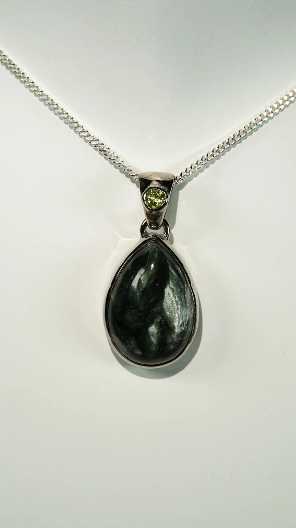 Serafinit und Peridot Halskette