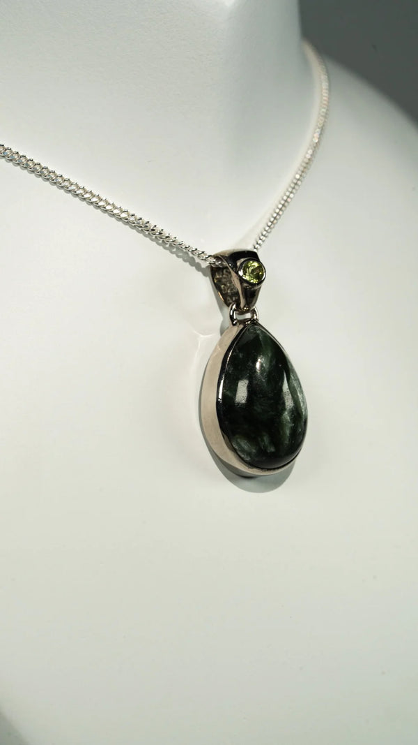 Serafinit und Peridot Halskette
