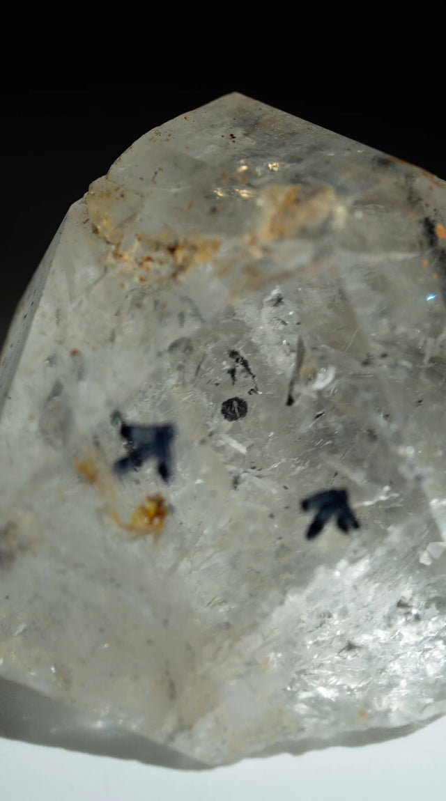 Enhydro Quarz – Detail der schwarzen Wasserblase