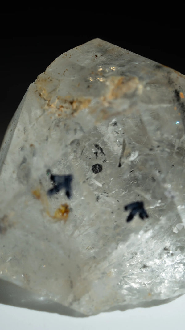 Enhydro Quarz – Detail der schwarzen Wasserblase
