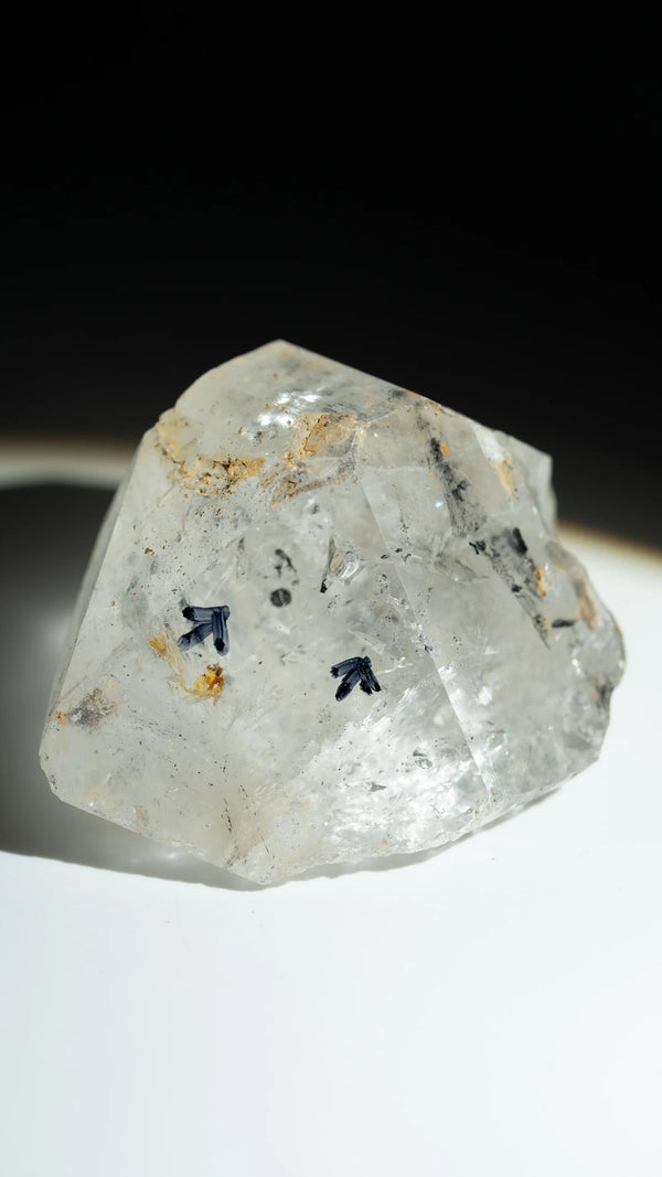 Enhydro Quarz BLACK TEAR im Licht