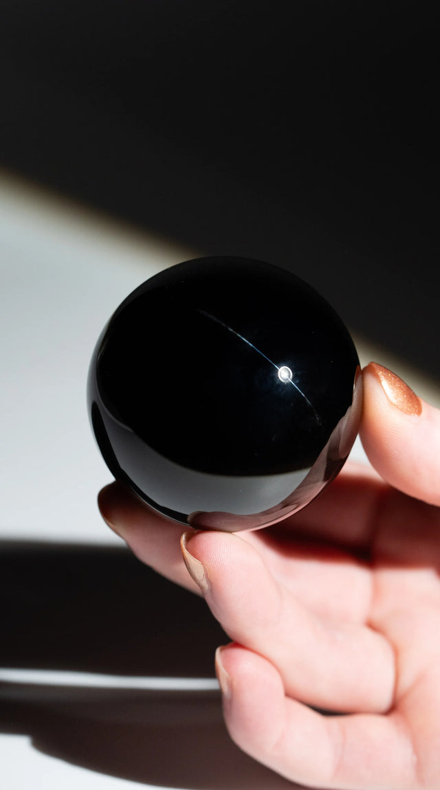 Obsidian Kugel DARK MIRROR in der Hand