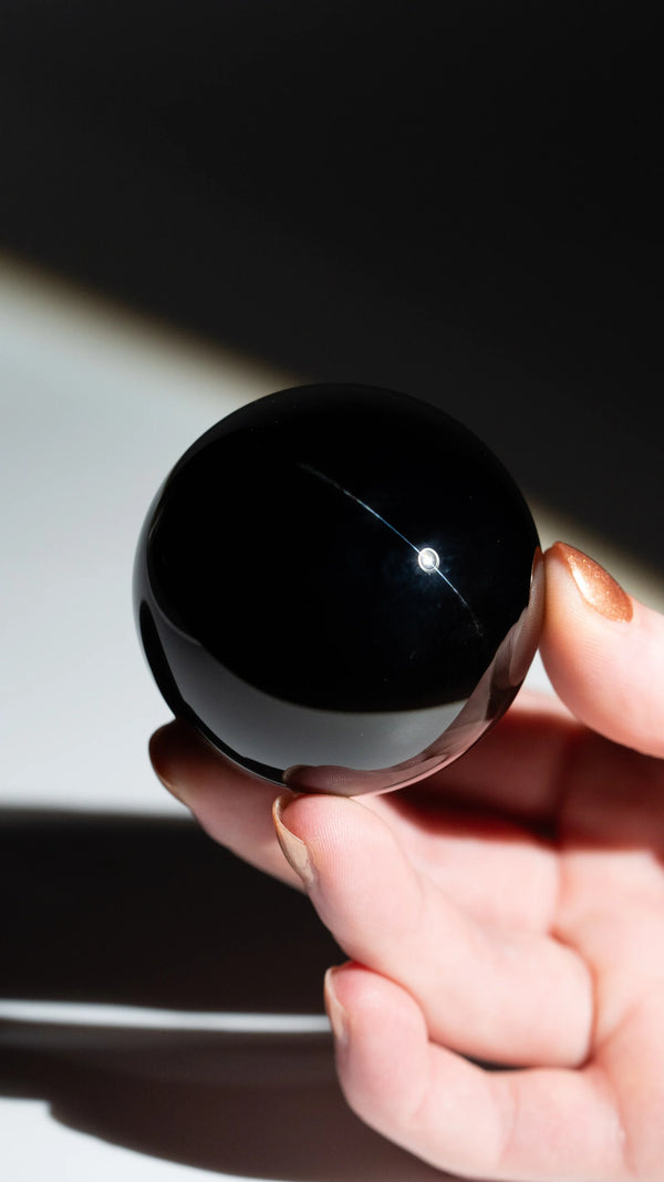Obsidian Kugel DARK MIRROR in der Hand