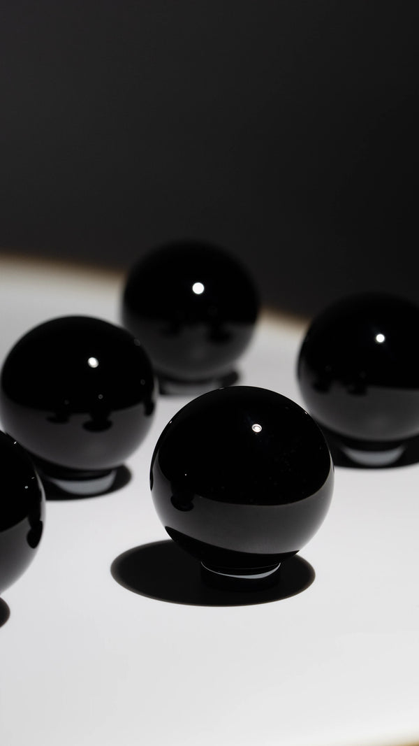 Obsidian Kugel ECLIPSE im Licht