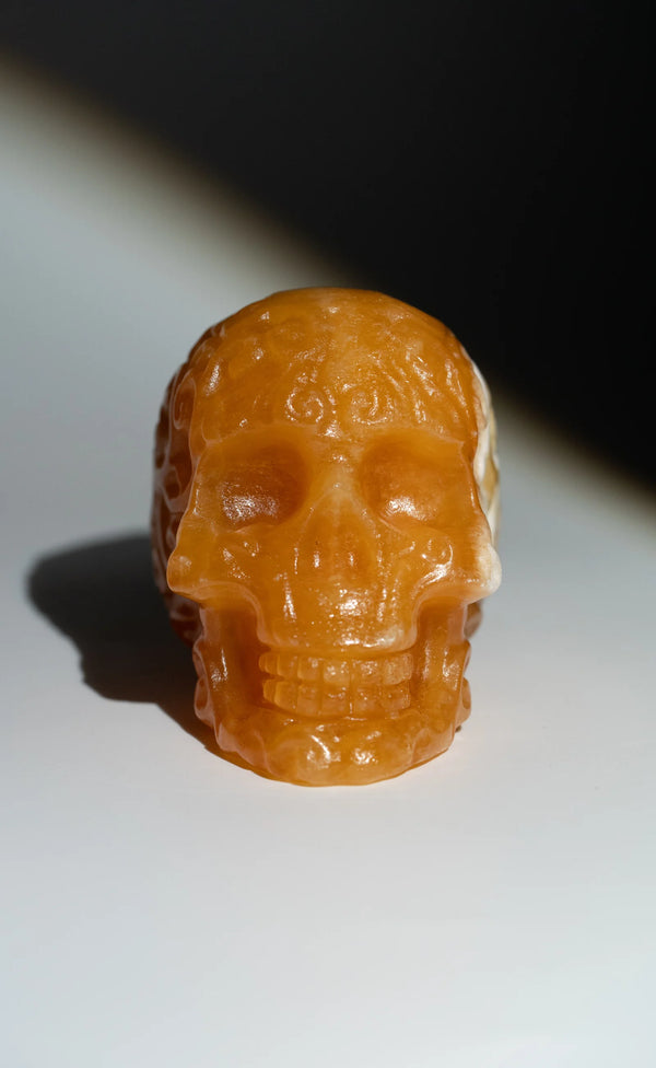 Orangencalcit Schädel – Vorderansicht