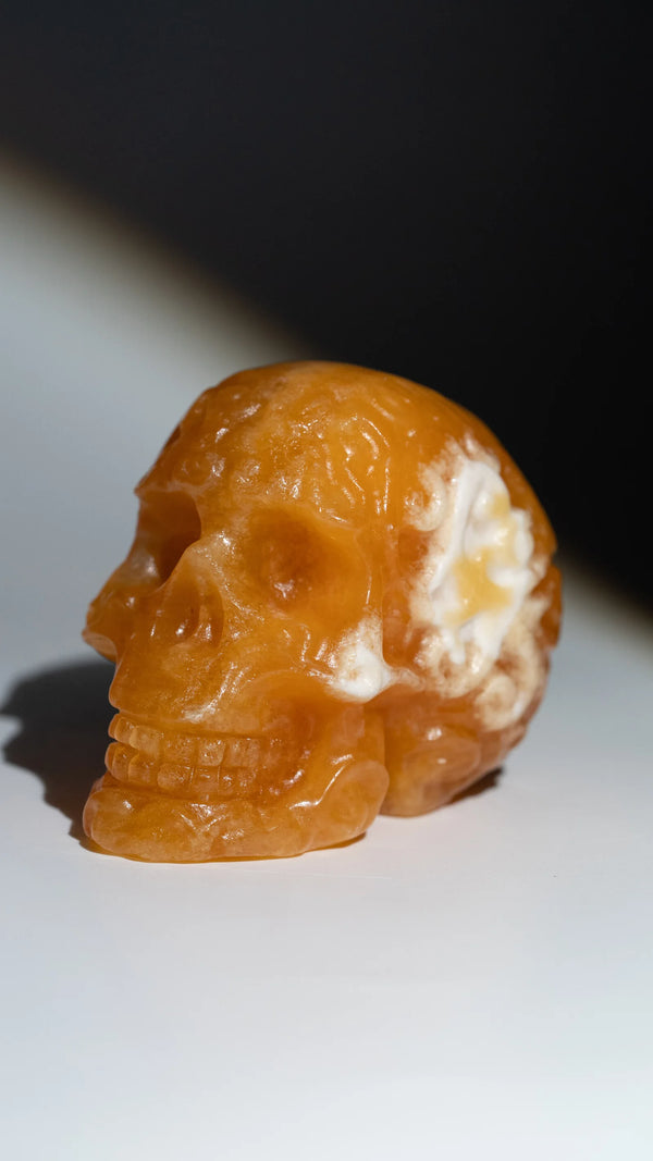 Orangencalcit Schädel – schräge Ansicht
