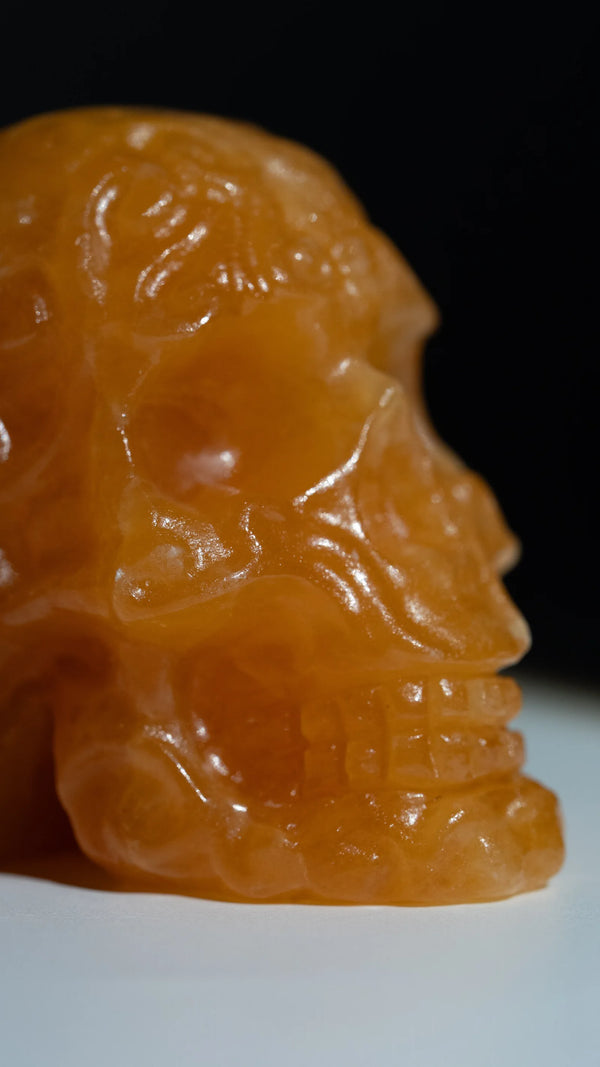 Orangencalcit Schädel – Detail