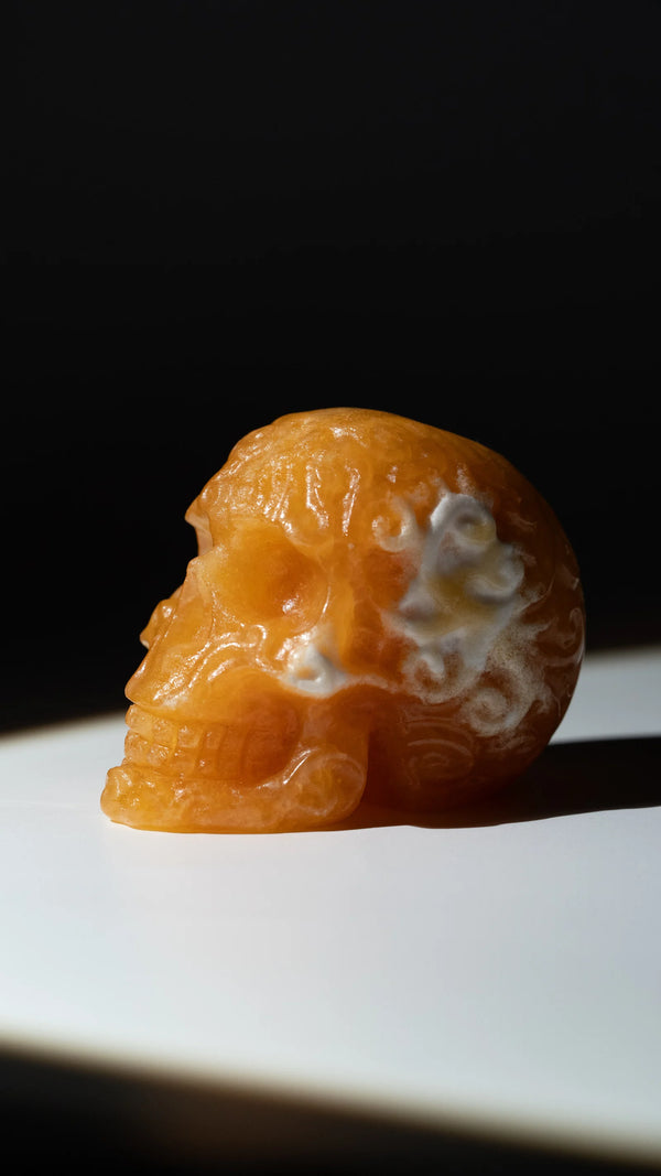 Orangencalcit Schädel – weiße Zeichnung