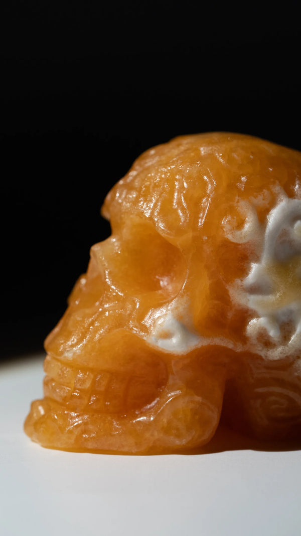 Orangencalcit Schädel – Detail weiße Zeichnung