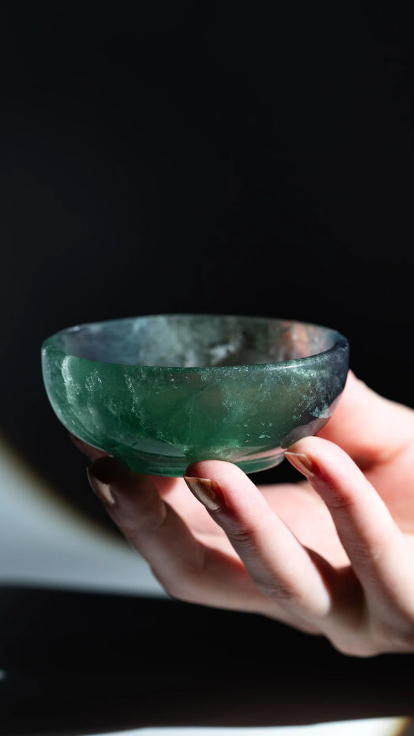 Fluorit Schale in der Hand – Seitenansicht