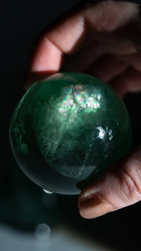 Grüne Fluorit Kugel mit Regenbogenreflex