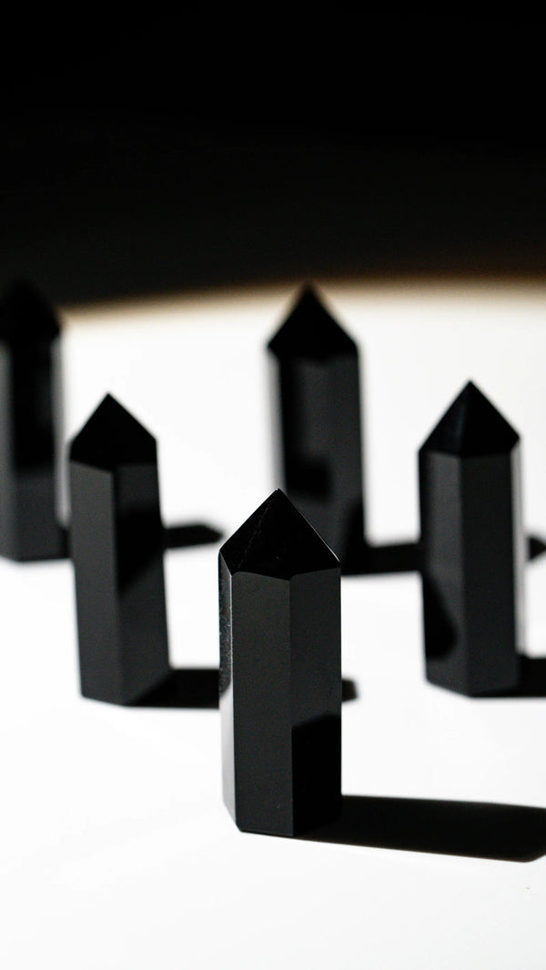 Obsidian Turm mit Schatten