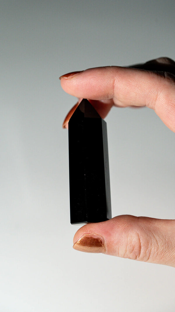 Obsidian Turm in der Hand