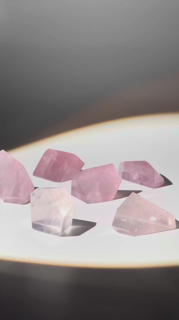
                    
                      Video in der Galerie ansehen und abspielen, JUICY Rosenquarz Freeform M | 50 - 60g Video
                    
                  