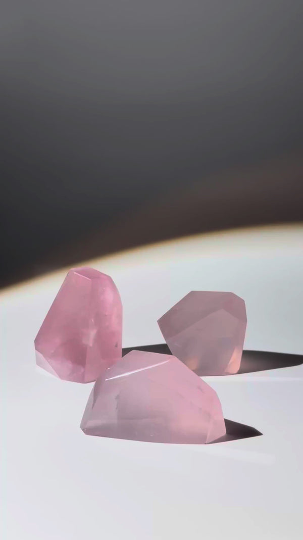 
                    
                      Video in der Galerie ansehen und abspielen, JUICY Rosenquarz Freeform L | 75 - 80g Video
                    
                  