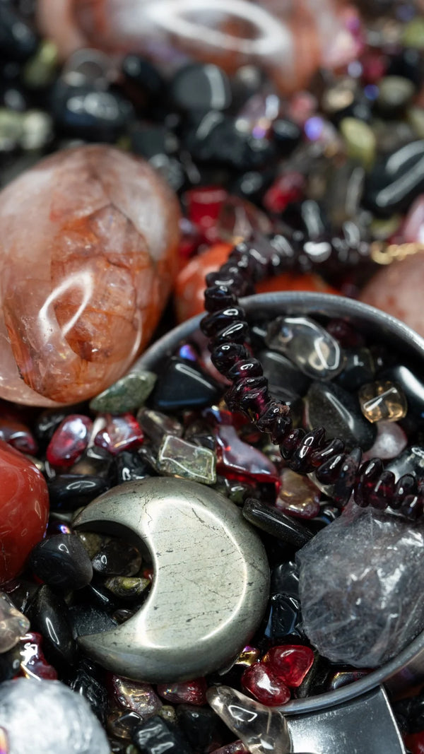 Red Dragon Konfetti – Schaufel mit Pyrit Mond und Granat Armband