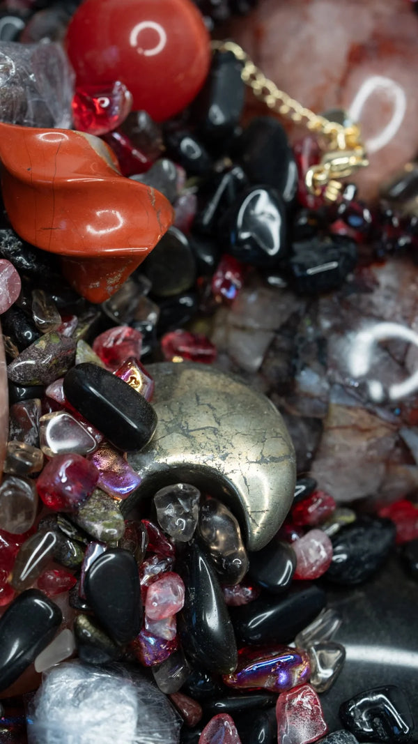 Red Dragon Konfetti – Pyrit Mond, Roter Jaspis und Obsidian