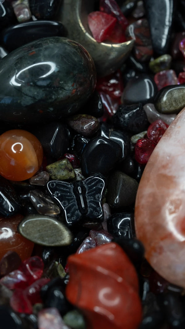 Red Dragon Konfetti – Blutstein, Karneol und Obsidian Nahaufnahme
