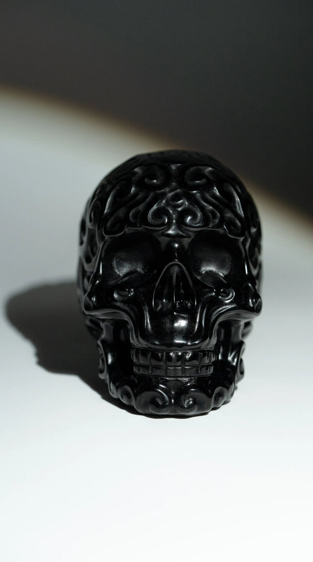 Obsidian Schädel – Vorderansicht im Licht