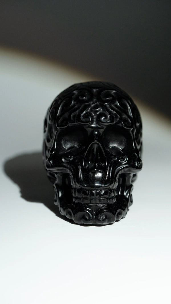 Obsidian Schädel – Vorderansicht im Licht