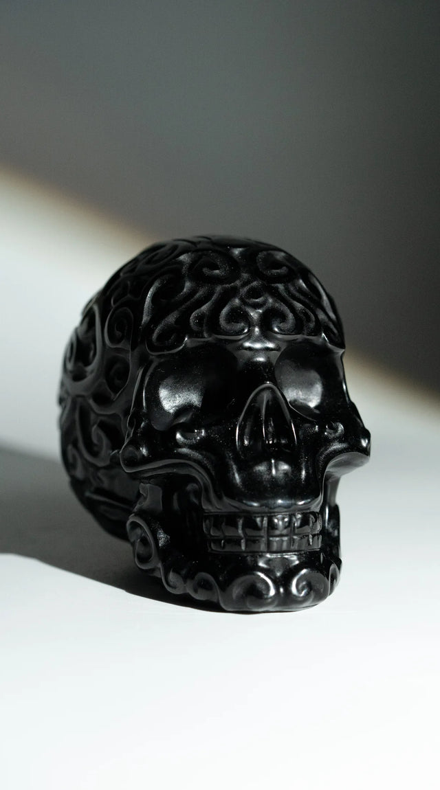 Obsidian Schädel – schräge Ansicht