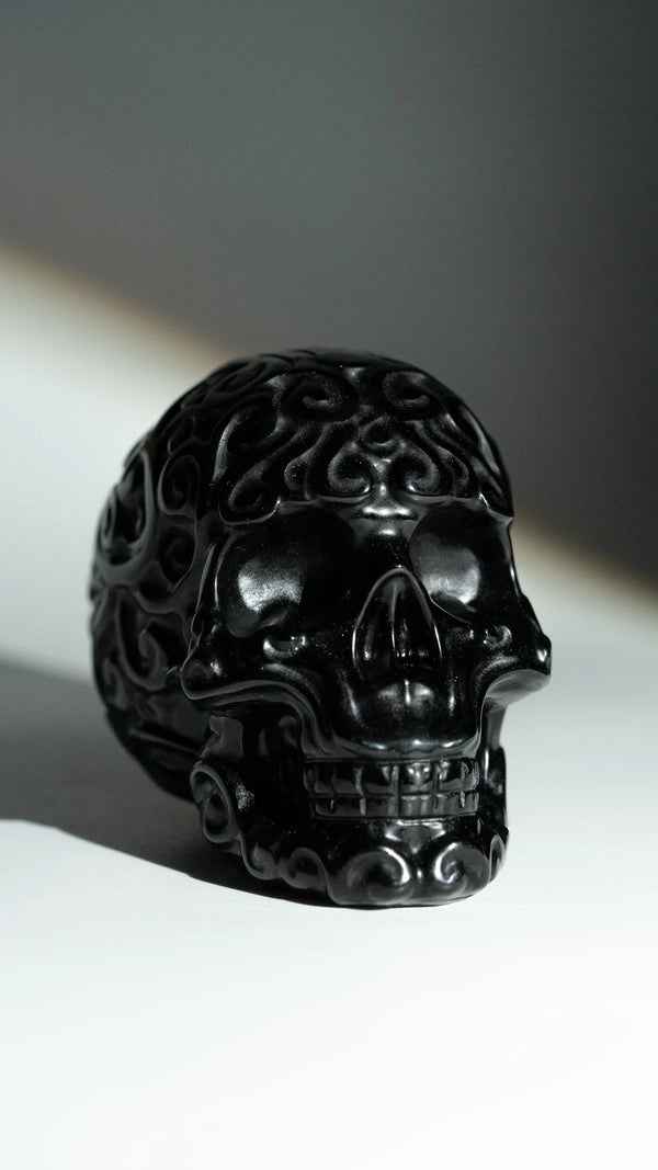 Obsidian Schädel – schräge Ansicht