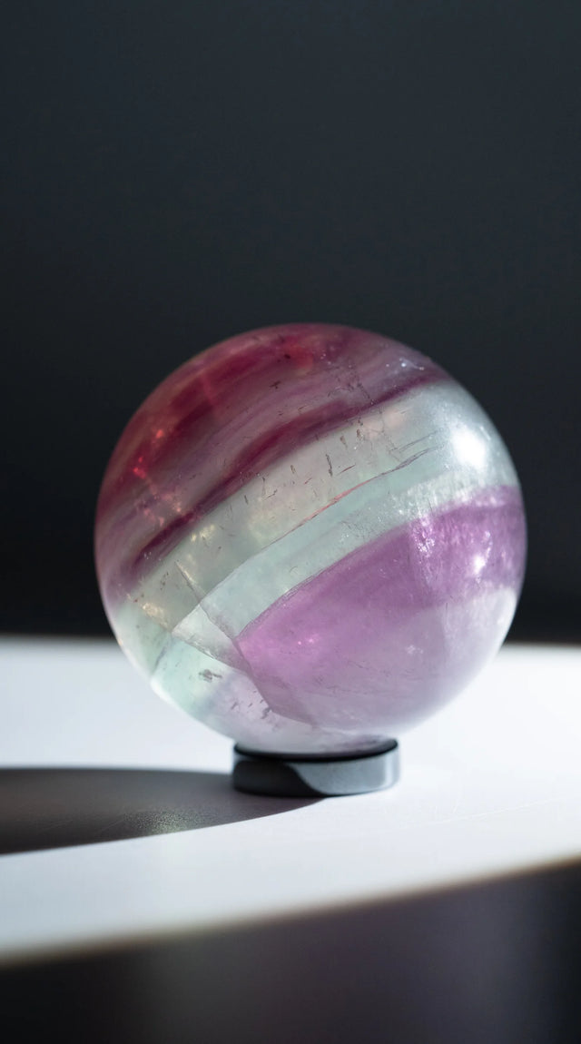 Fluorit Kugel SILENT AURORA – Vorderansicht