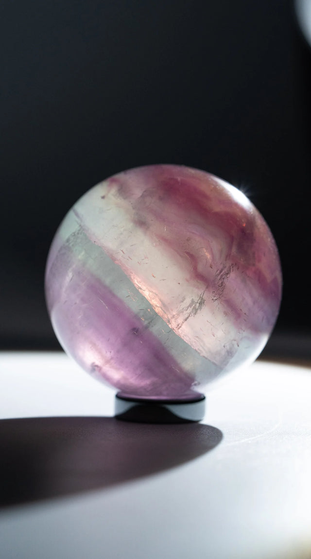 Fluorit Kugel SILENT AURORA – Seitenansicht