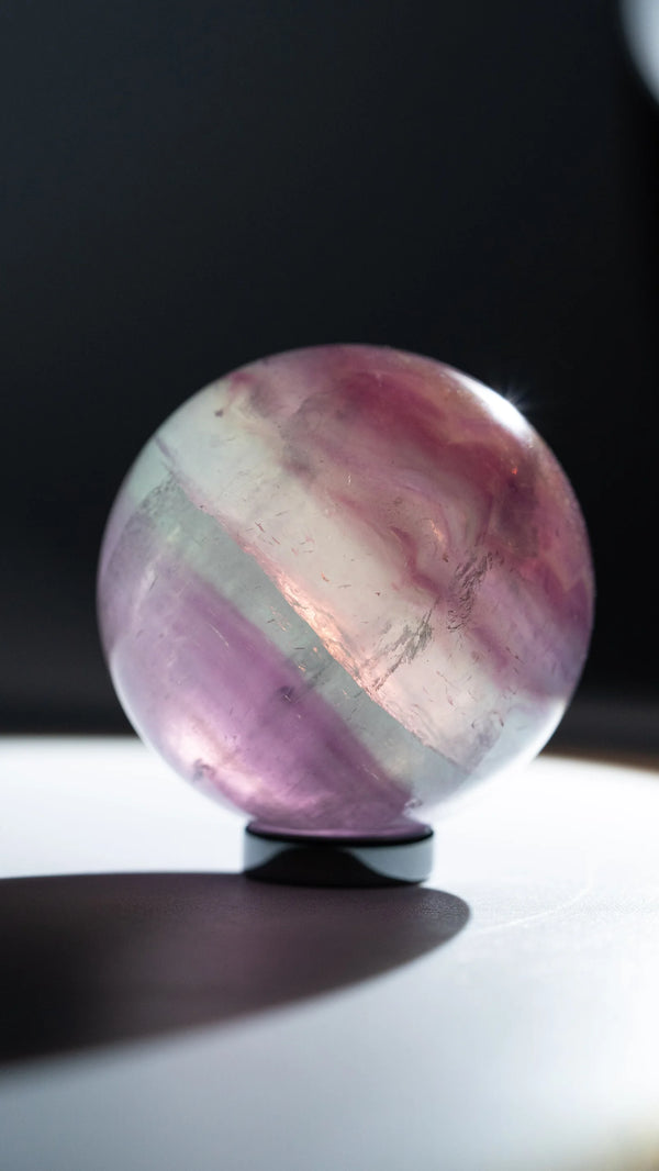 Fluorit Kugel SILENT AURORA – Seitenansicht