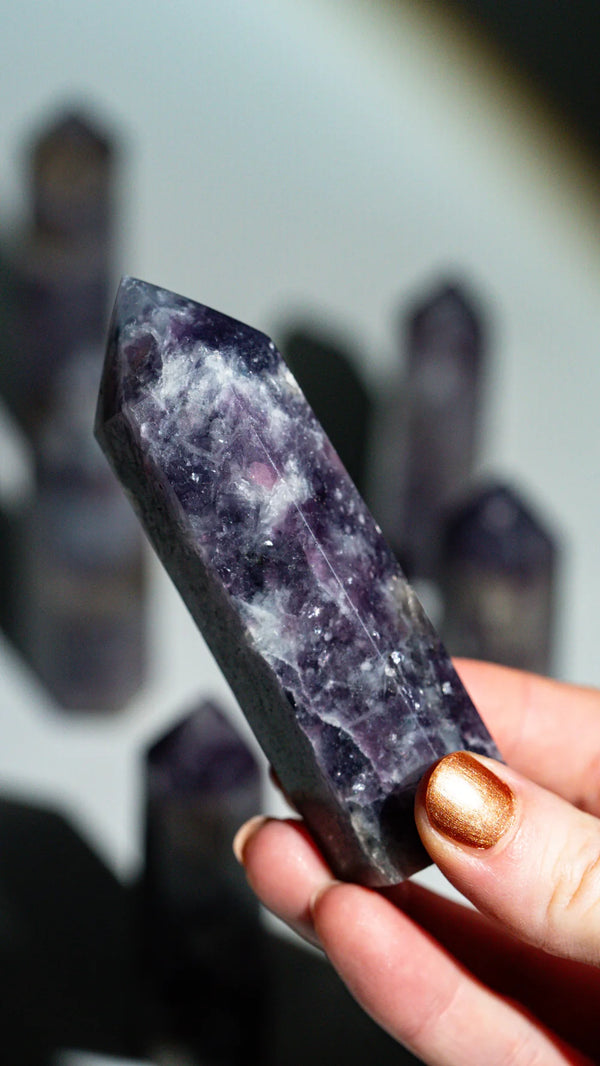 Unicorn Stone Turm in der Hand – Detail